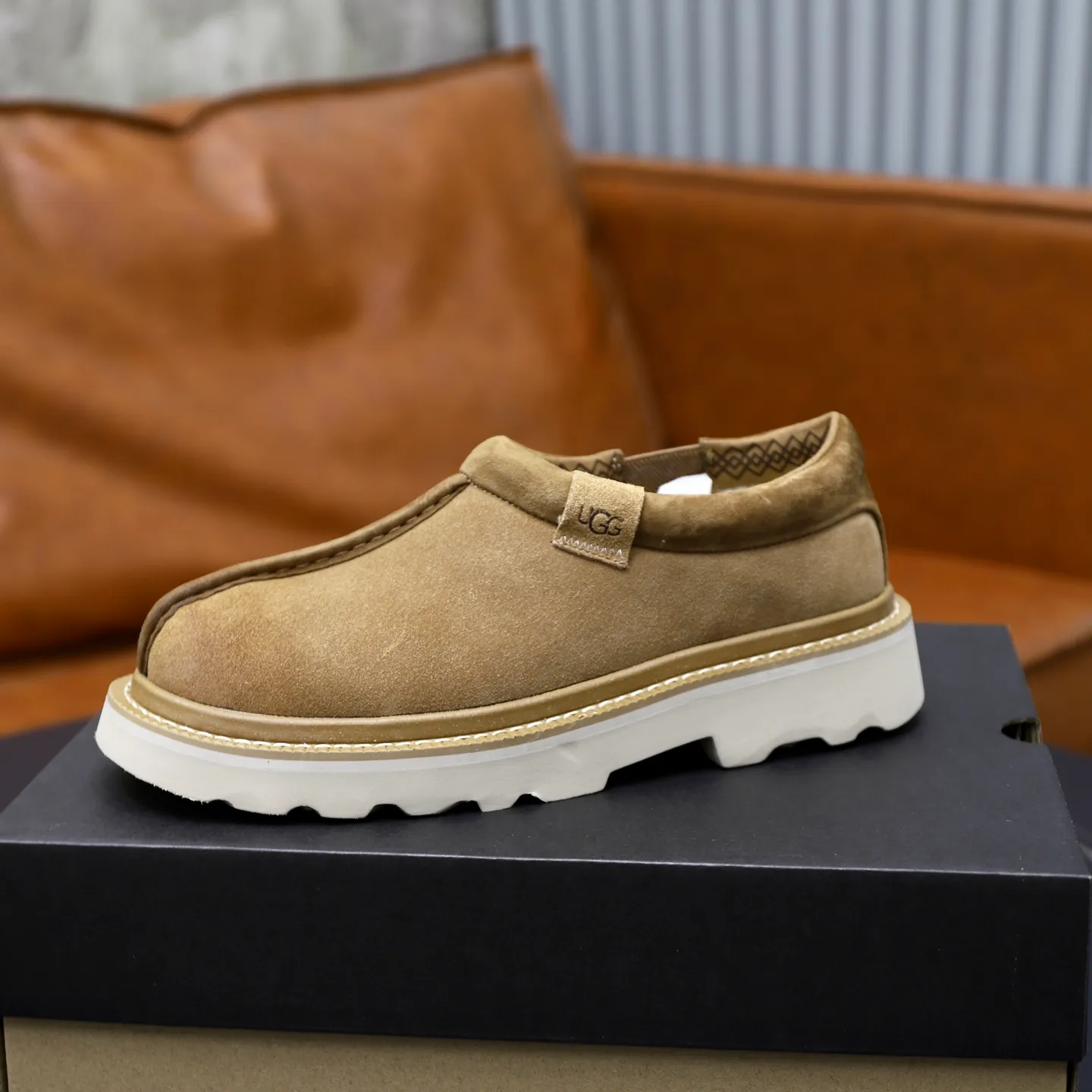 Ex-factory price: 580💰Thick wool imported from Australia Brand: UGG genuine purchasing agent Size: 39-45 Grade: Official website 1:1 Material: First layer of genuine leather waterproof and antifreeze upper Real wool lining Original non-slip soft wear-resistant outsole Style category: Men's casual shoes Trendy style Comfortable on the feet Color: Official website color synchronization